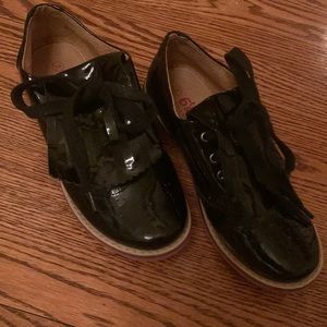 Girls patent leather flap shoes